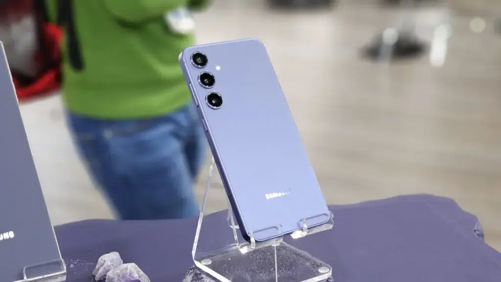 Comparativo: galaxy s24 vs. Iphone 15 Comparativo: galaxy s24 vs. Iphone 15. A samsung acaba de lançar o seu mais novo topo de linha e se você está pensando em escolher entre ele e o iphone 15, confira este comparativo detalhado!