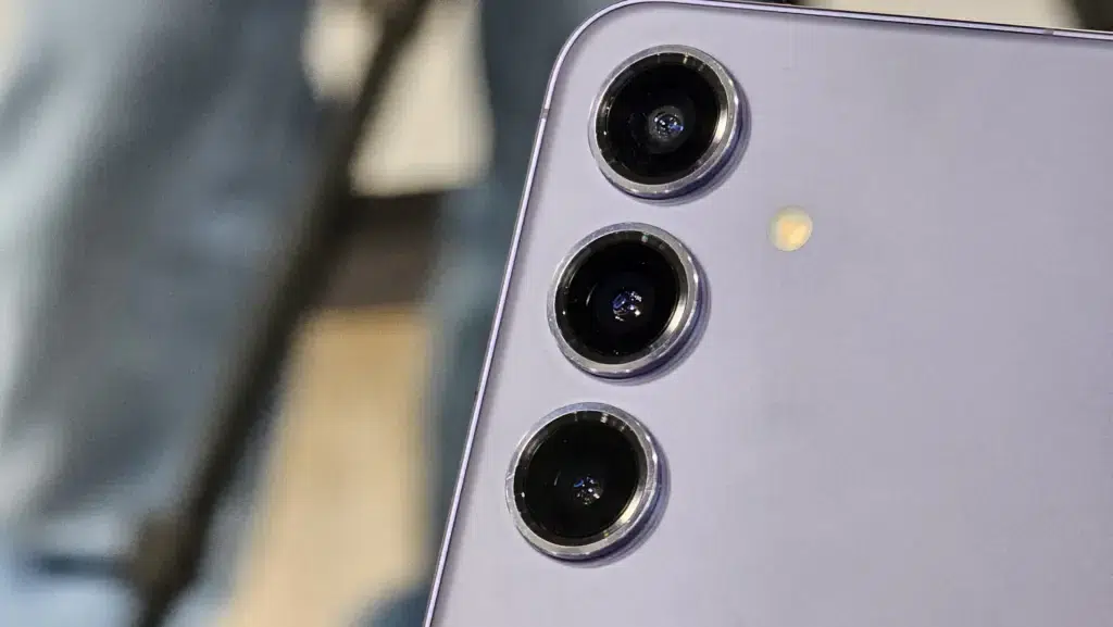 Comparativo: galaxy s24 vs. Iphone 15 Comparativo: galaxy s24 vs. Iphone 15. A samsung acaba de lançar o seu mais novo topo de linha e se você está pensando em escolher entre ele e o iphone 15, confira este comparativo detalhado!