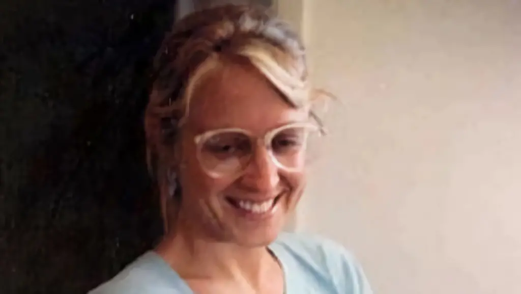 Policiais usaram dna para fazer o reconhecimento facial de um suspeito Policiais usaram dna para fazer o reconhecimento facial de um suspeito. A empresa parabon nanolabs ajudou a reproduzir um modo 3d do rosto de um possível suspeito por meio do dna. A criação de rostos com dna levanta discursões sobre a busca por desaparecidos.