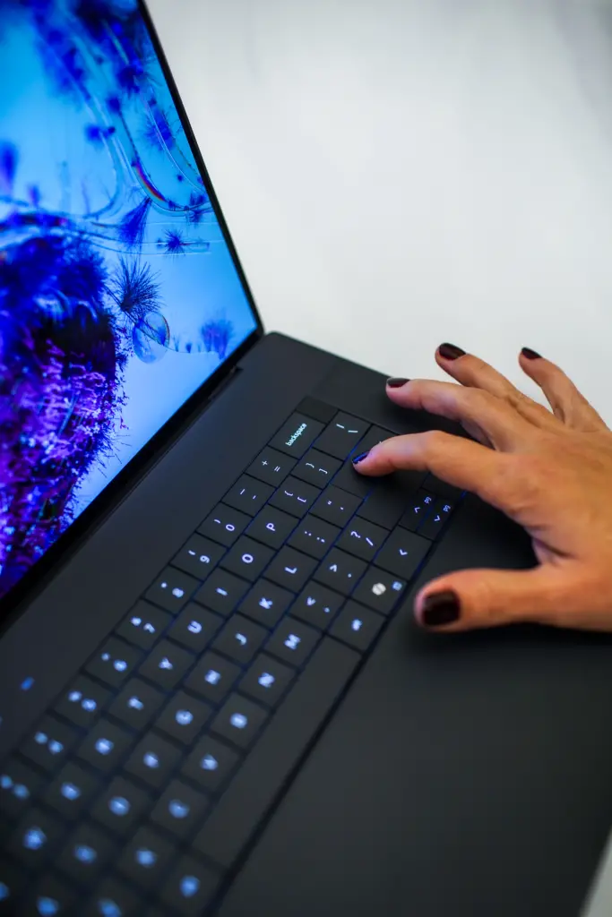 Ces 2024: linha dell xps 2024 é renovada com inteligência artificial Ces 2024: linha dell xps 2024 é renovada com inteligência artificial. Modelos foram atualizados com processador intel core ultra e teclado com botão físico para ativar windows copilot. Novidades chegam ao brasil ainda em 2024