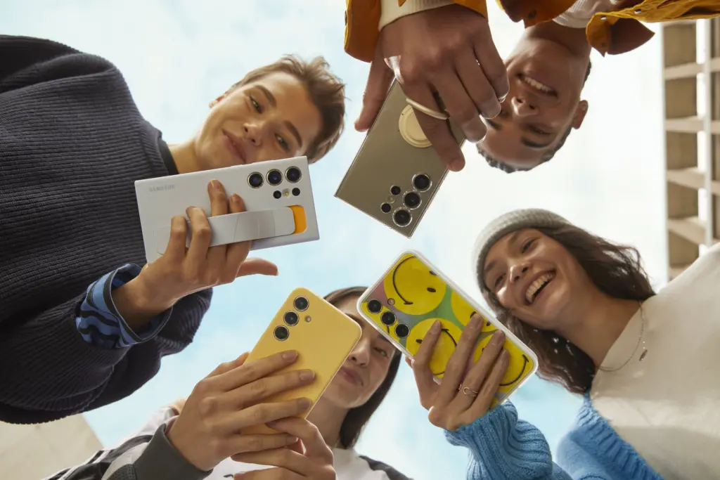 三星推出 Galaxy S24、S24+ 和 S24 Ultra,主打 AI;查看所有详细信息! 使用三星新款 Galaxy S24、Galaxy S24+ 和 Galaxy S24 Ultra 的年轻人