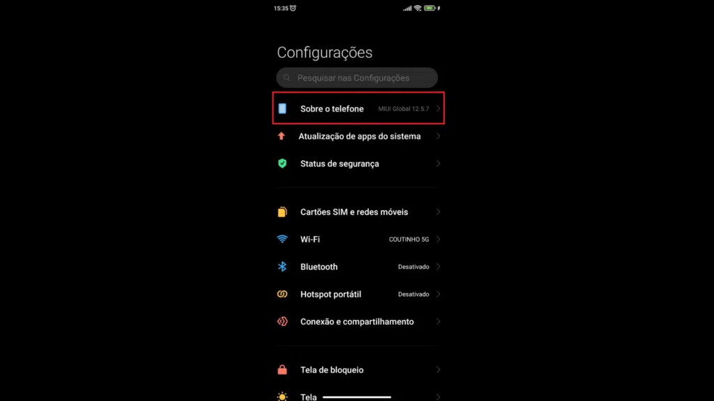 Configurações do telefone com android, opções de sistema e atualizações de software.
