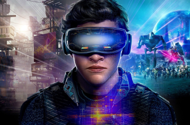 Realidade virtual em jogo futurista com mulher com óculos vr e cenas de robôs e paisagens sci-fi.