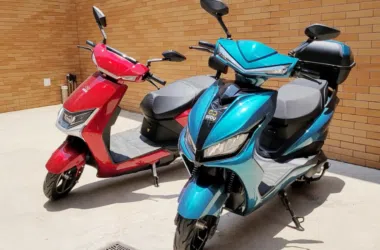 Motocicletas elétricas modernas em cores vibrantes com design aerodinâmico.