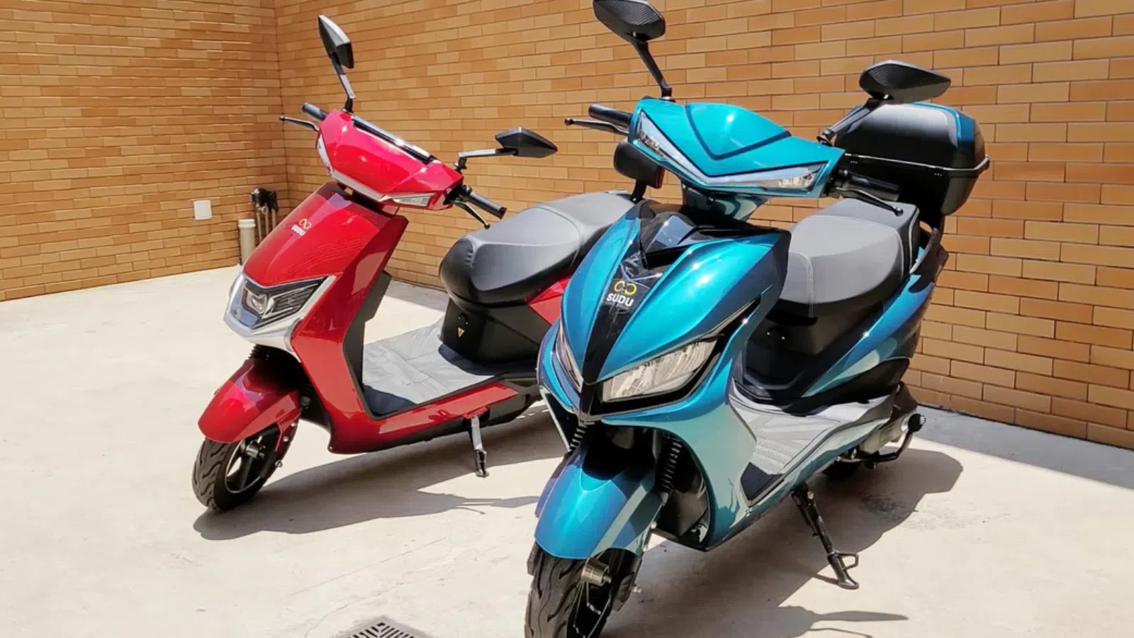 Motocicletas elétricas modernas em cores vibrantes com design aerodinâmico.