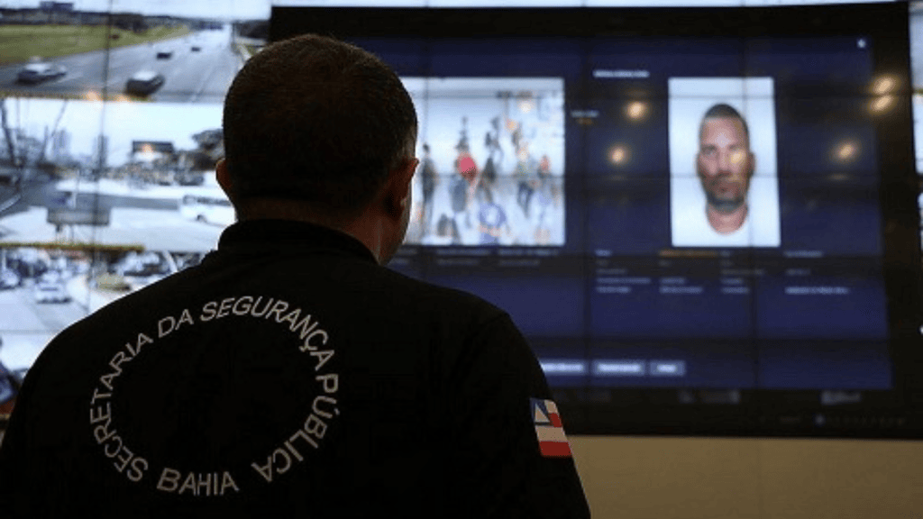 Politieagenten gebruikten DNA om gezichtsherkenning uit te voeren bij een verdachte Politieagenten gebruikten DNA om gezichtsherkenning uit te voeren bij een verdachte. Het bedrijf Parabon Nanolabs hielp met het reproduceren van een 3D-weergave van het gezicht van een mogelijke verdachte met behulp van DNA. Het creëren van gezichten met DNA roept discussies op over de zoektocht naar de vermisten.