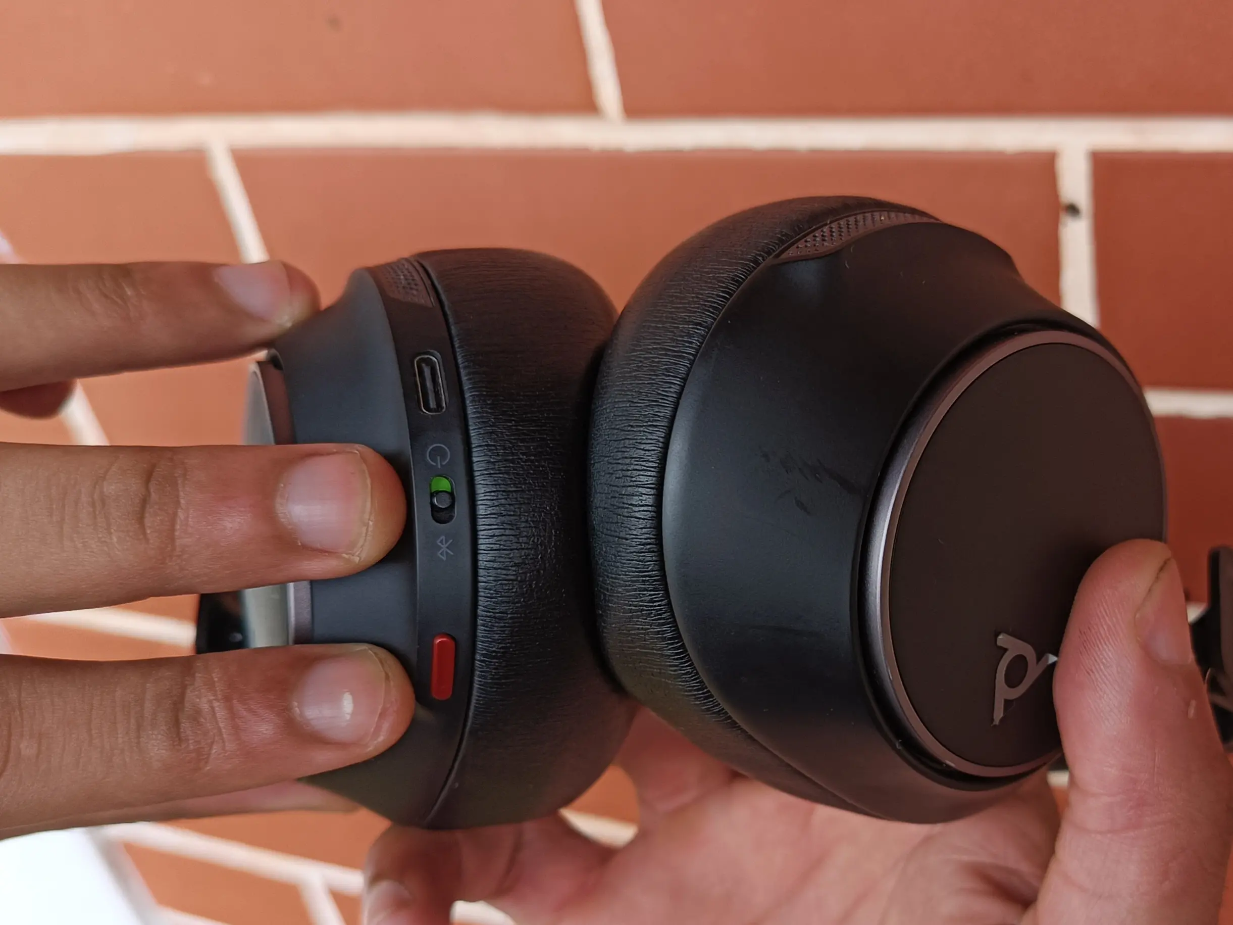 Review: fone de ouvido poly voyager surround 80 uc Review: fone de ouvido poly voyager surround 80 uc. Fone de ouvido tem bateria para dar e vender, sem deixar potência sonora de lado. Veja o que achamos!