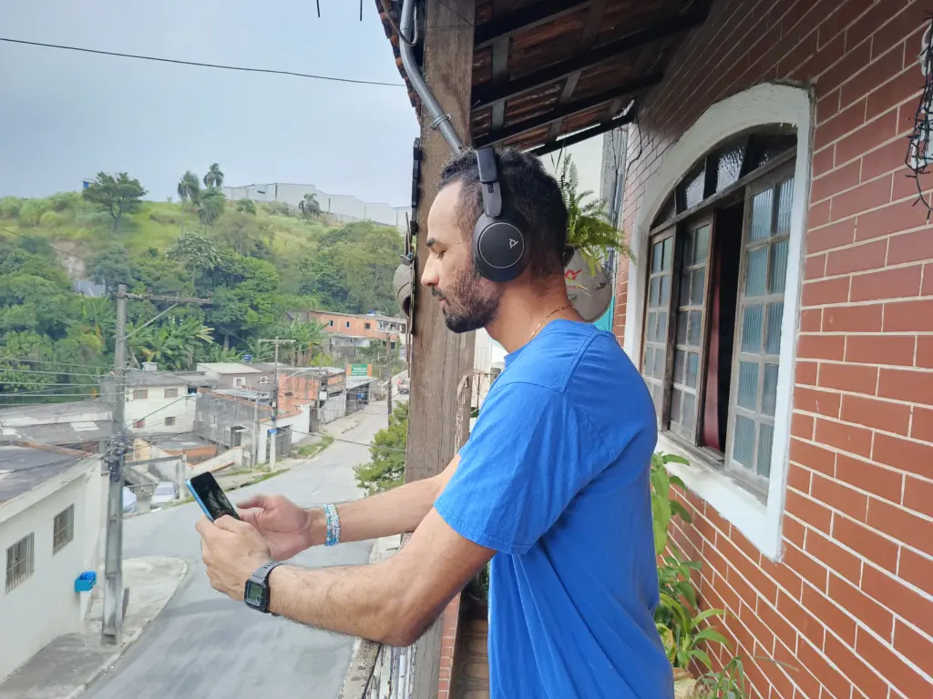 Review: fone de ouvido poly voyager surround 80 uc Homem usando fone de ouvido da poly