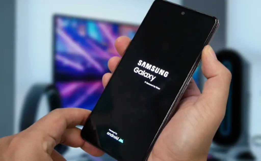 Como restaurar celular samsung galaxy ao padrão de fábrica (hard reset / factory reset) Pessoa tentando restaurar celular samsung