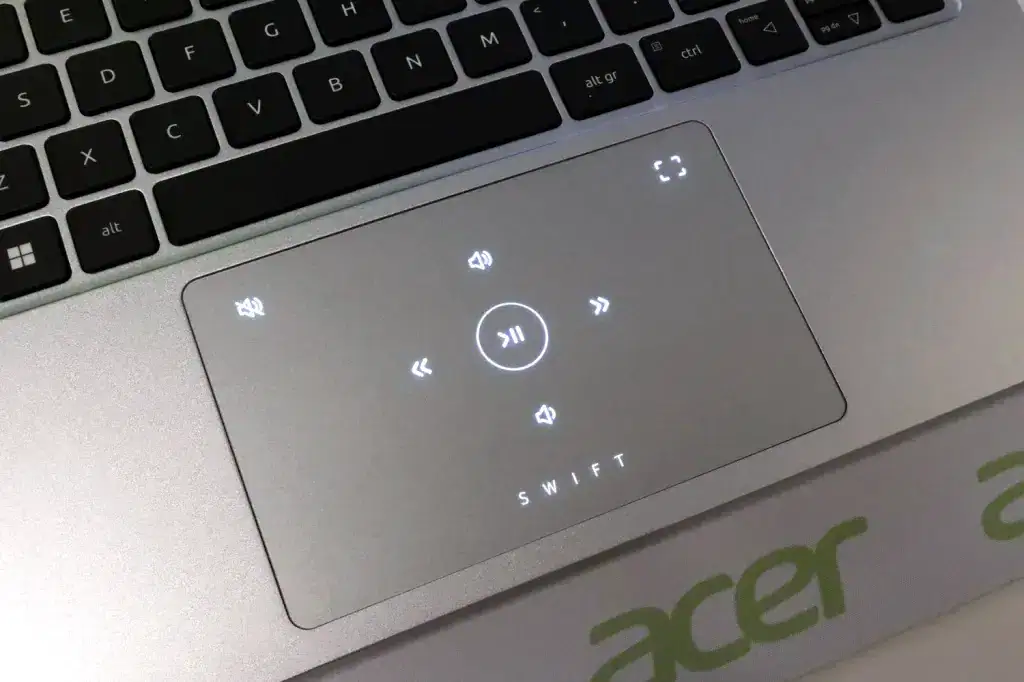 Ces 2024: conheça os melhores notebooks apresentados na feira Controles de mídia no touchpad do acer swift go 14