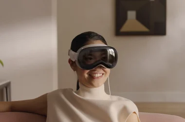 Feminina usando óculos de realidade virtual em ambiente interno.