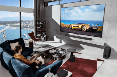 Especificação de uma sala moderna com televisão de alta definição, vista para o mar e tecnologia avançada de entretenimento.