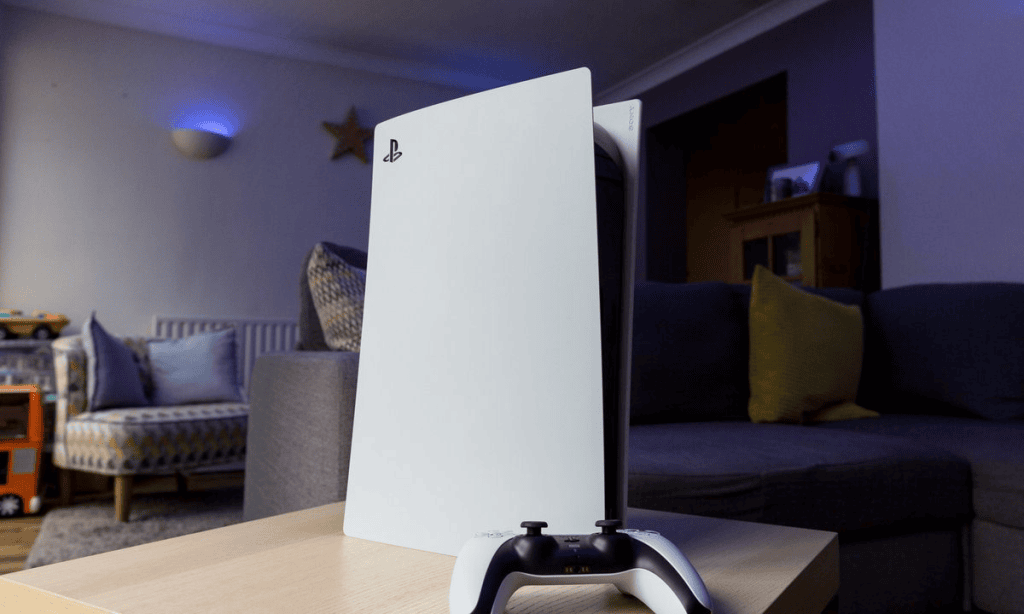 Playstation 5 com controle em sala de estar moderna e confortável.