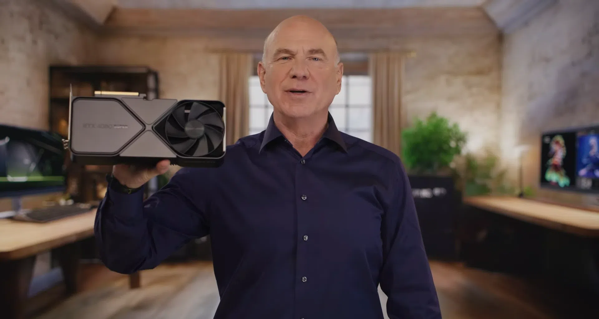 כרטיס מסך Super RTX 4080 מוחזק על ידי קשיש