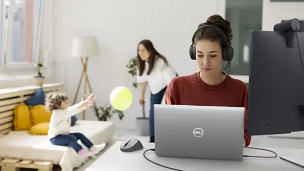 Dell lança headsets com ai e bateria de até 78 horas Mulher usando headsets com ia da dell