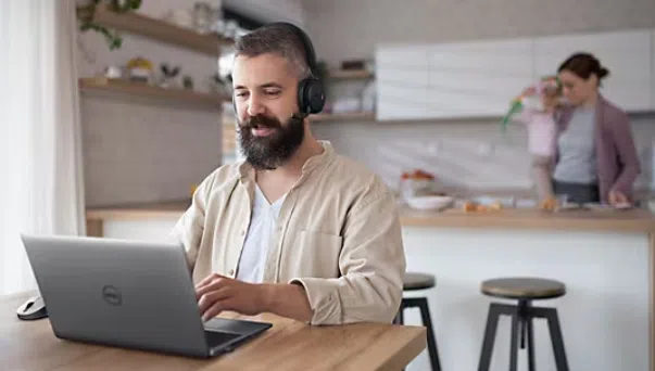 Dell lança headsets com ai e bateria de até 78 horas Homem usando fone de ouvido dell wh5024