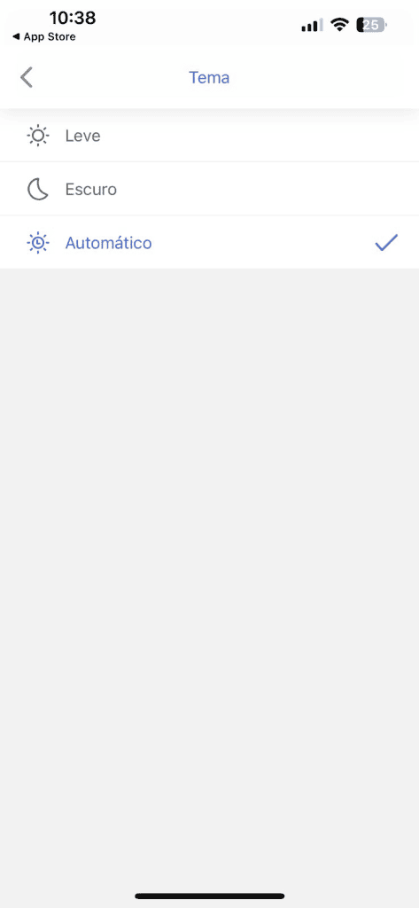 Controle de brilho com tema automático na tela do celular.