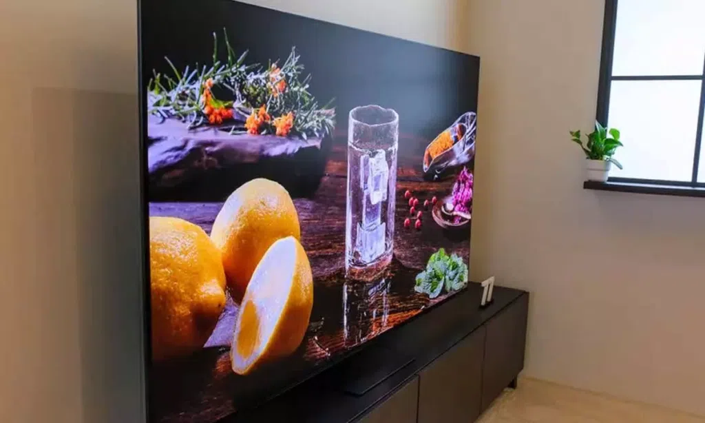 Ces 2024: samsung impressiona com tv qd-oled antirreflexo (glarefree) A smart tv é bem fina e conta com 77 polegadas de tamanho. Imagem: the hans india