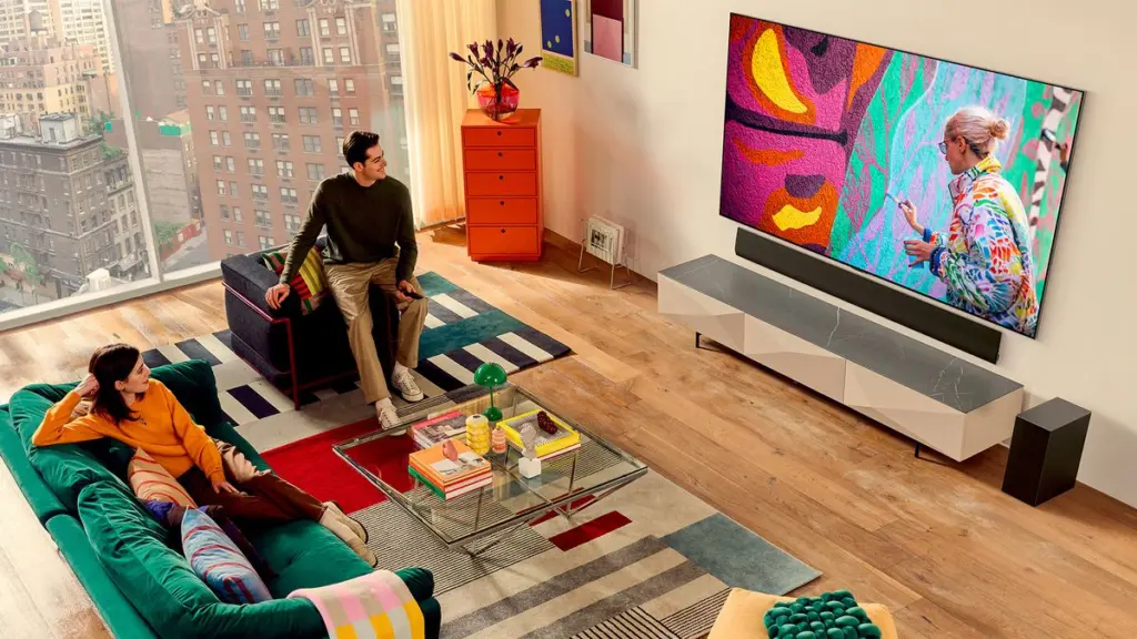 Ces 2024: lg mostra tv sem fios oled m4 e novas linhas b4, c4 e g4 para 2024 Pessoas usando lg oled g4