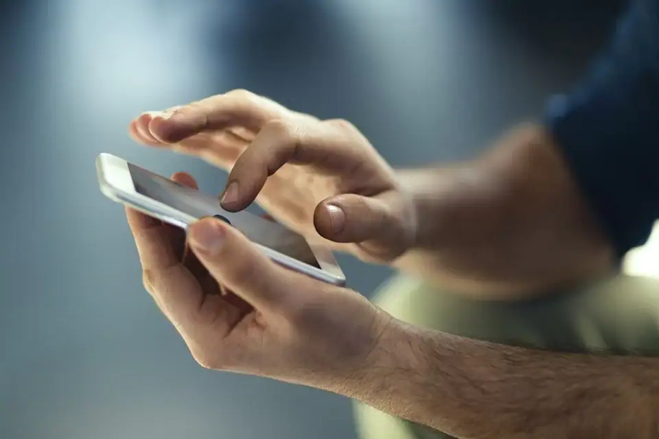 Como usar seu smartphone como roteador wi-fi Pessoa usando smartphone como roteador wi-fi