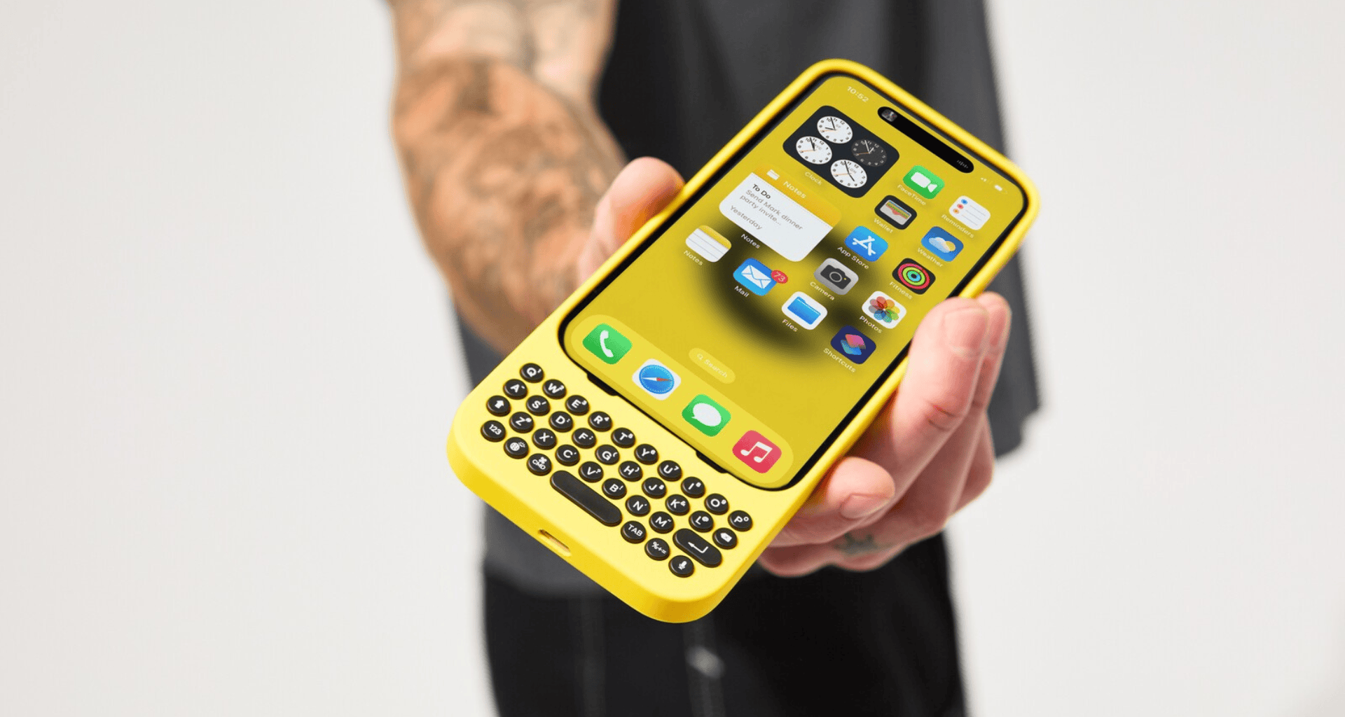 Celular com design retrô e teclado físico, lançamento de tecnologia inovadora para smartphones.