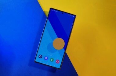 Smartphone samsung galaxy note no fundo azul e amarelo vibrante.