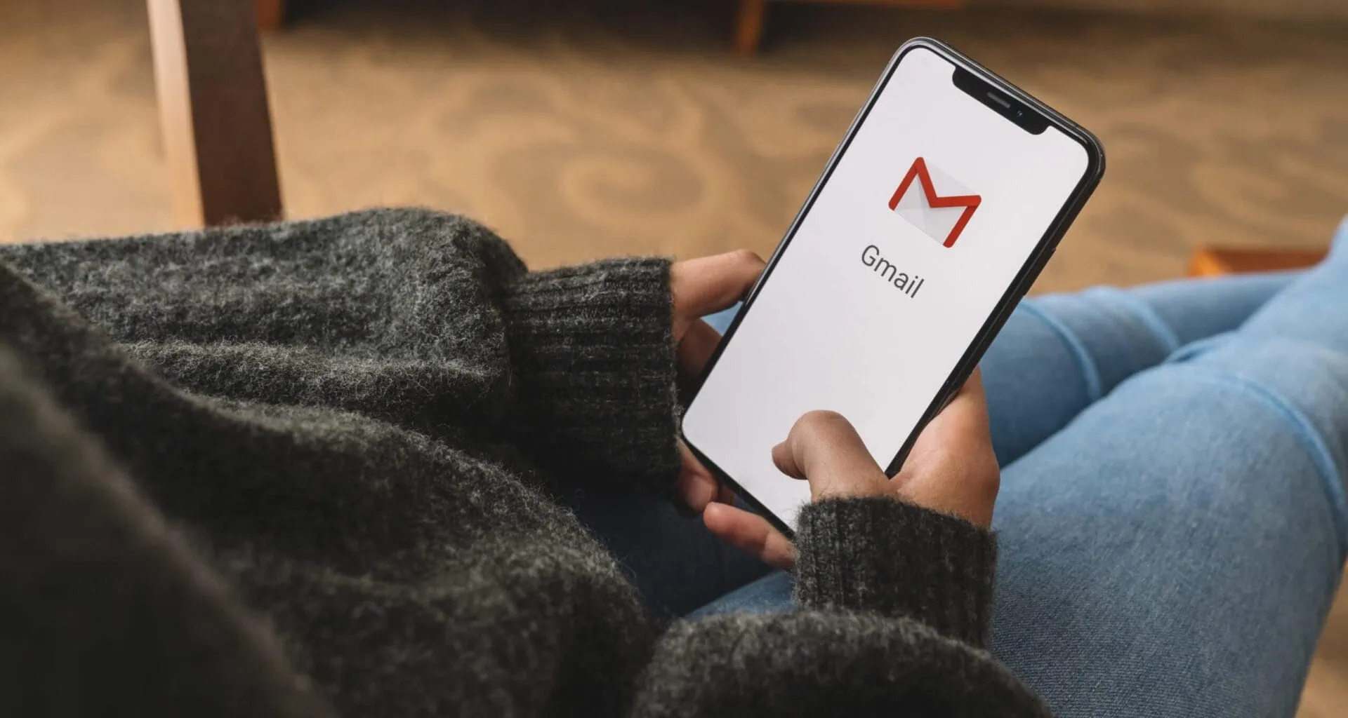 Женщина держит iphone с логотипом приложения Google Gmail на экране. Gmail — самая популярная бесплатная служба электронной почты в Интернете, предоставляемая Google.