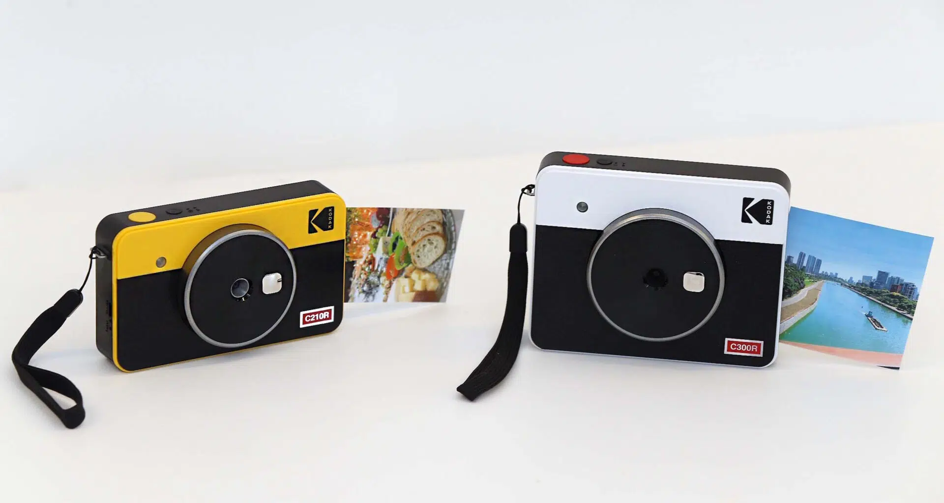 Câmera retrô estilizada com fotos impressas, destaque para design vintage em cores amarelo e preto.