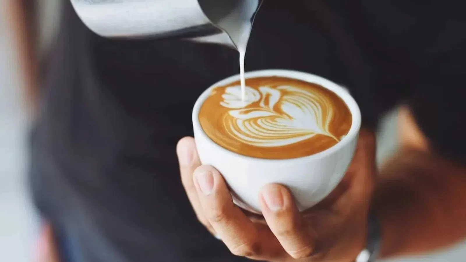 As melhores máquinas de café e cafeteiras As melhores máquinas de café e cafeteiras. Nespresso? Dolce gusto? Três corações? Ou mesmo aquela cafeteira que moe grãos e passa café como ninguém? Confira as melhores nesta lista