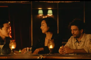 1. Mannen en vrouwen in een bar met sfeervolle verlichting, gesprekken en drankjes.