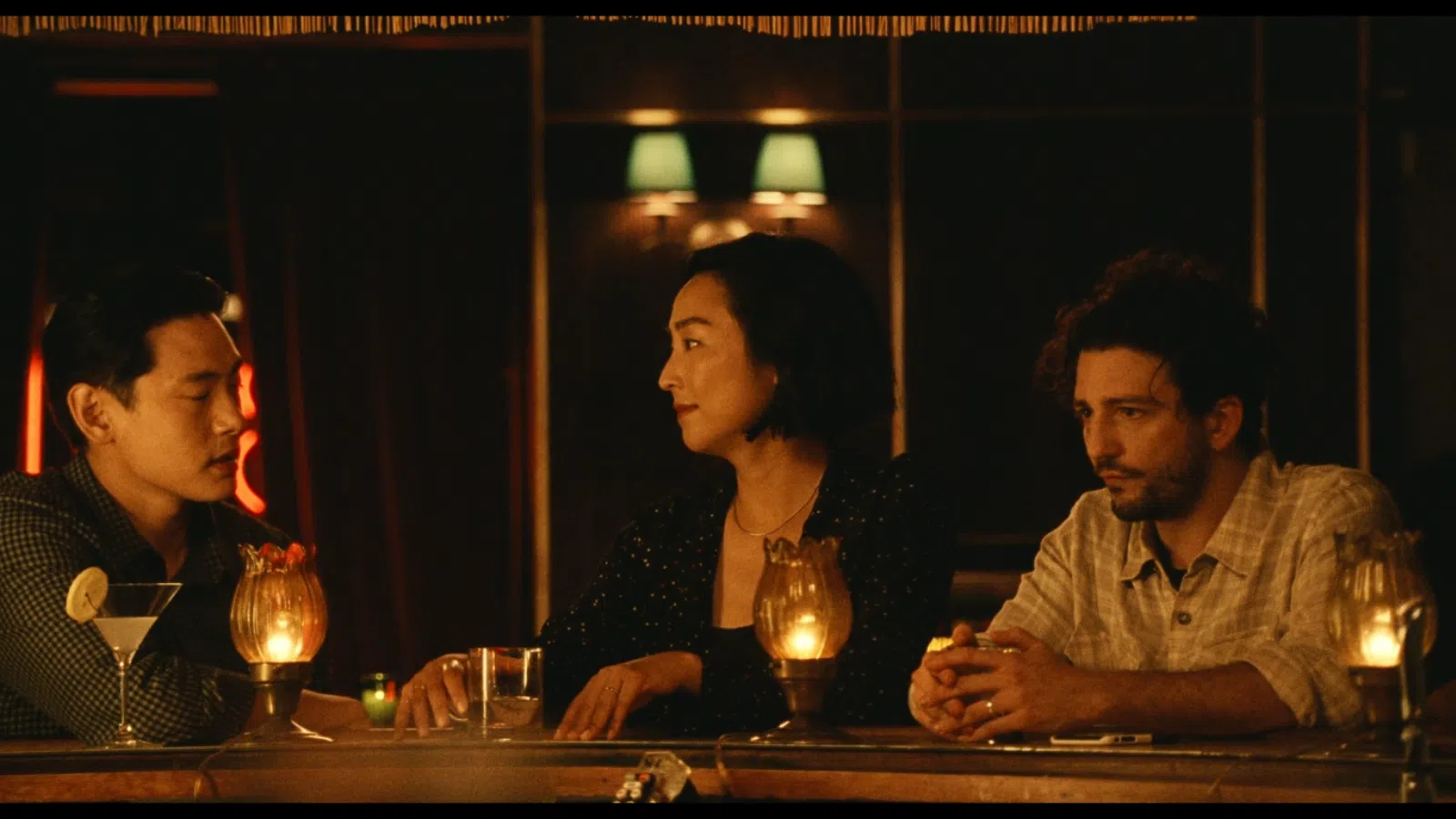 1. Pria dan wanita di sebuah bar dengan pencahayaan yang nyaman, percakapan, dan minuman.