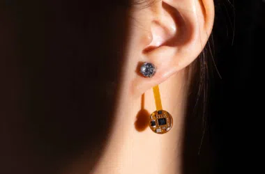 Sensor telinga dengan sirkuit elektronik dan pencahayaan LED, sebuah inovasi dalam teknologi yang dapat dikenakan.