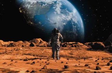 Explorador espacial na superfície de marte observando a terra do espaço.