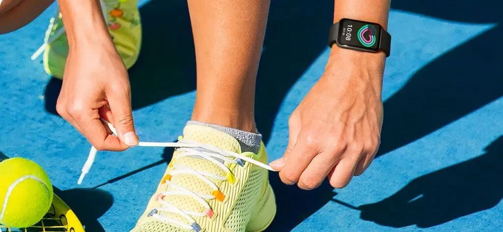 Review: galaxy fit3, a pulseira inteligente ideal para o seu smartphone galaxy Homem usando galaxy fit3, a pulseira inteligente da samsung