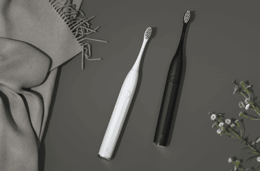 Escova de dentes elétrica preta e branca, design moderno, tecnologia avançada, dicas de cuidados orais, showmetech.