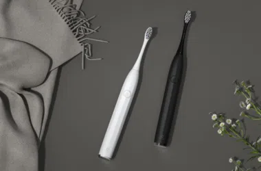 Escova de dentes elétrica preta e branca, design moderno, tecnologia avançada, dicas de cuidados orais, showmetech.