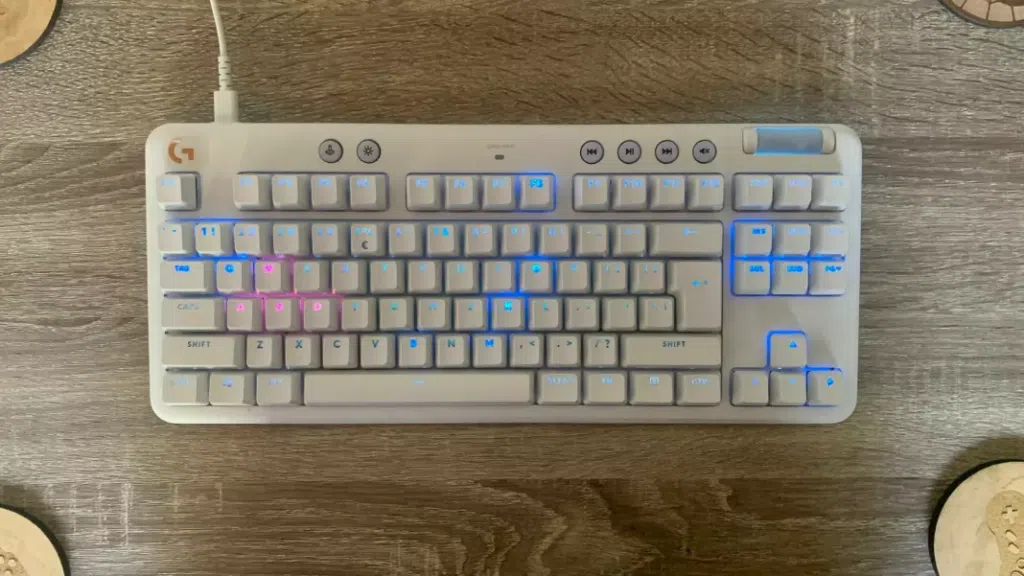 Melhores teclados para pc e mac Melhores teclados para pc e mac. Pensando em comprar um novo teclado para seu computador? O showmetech reuniu as melhores opções e o que você deve considerar na hora da compra