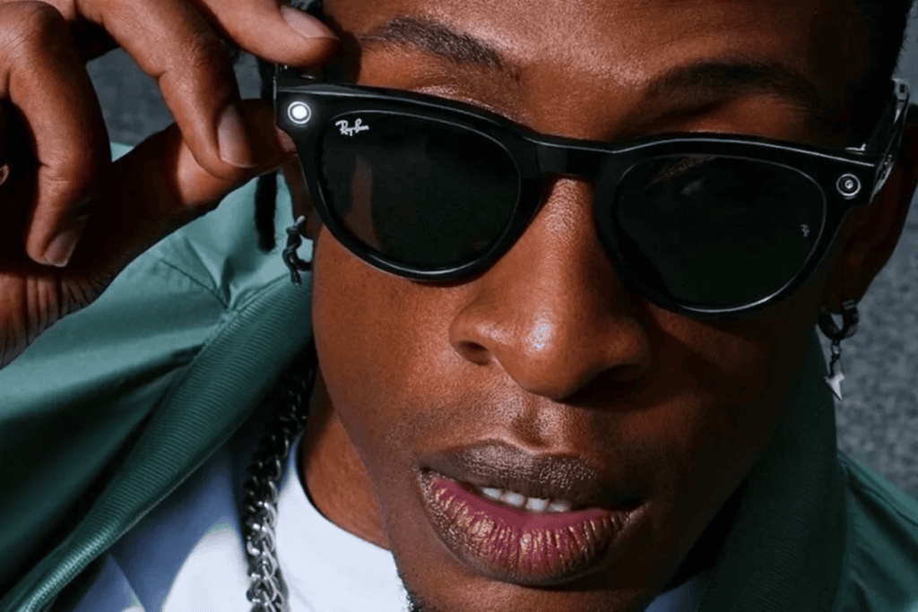 Óculos de sol ray-ban preto, close em rosto de pessoa negra, moda e proteção solar, estilo urbano e cool.