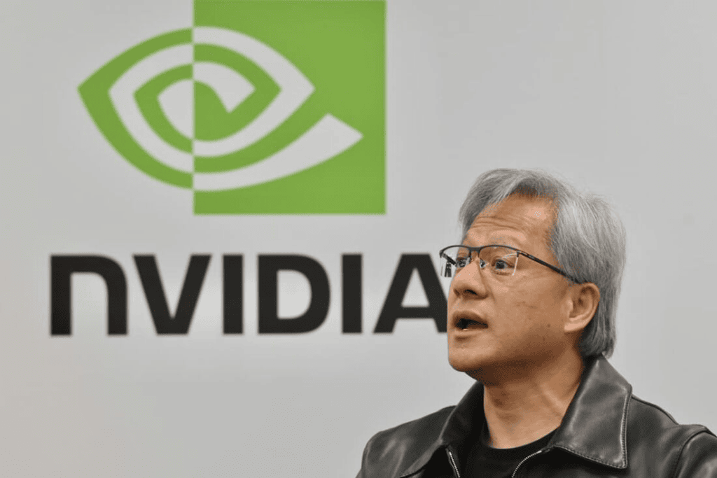 Processador nvidia e executivo falando sobre tecnologia de ponta; inovação e avanços em chips gráficos.