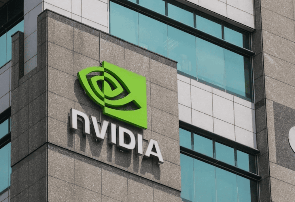 Crachá da nvidia na fachada de prédio moderno com janelas de vidro.