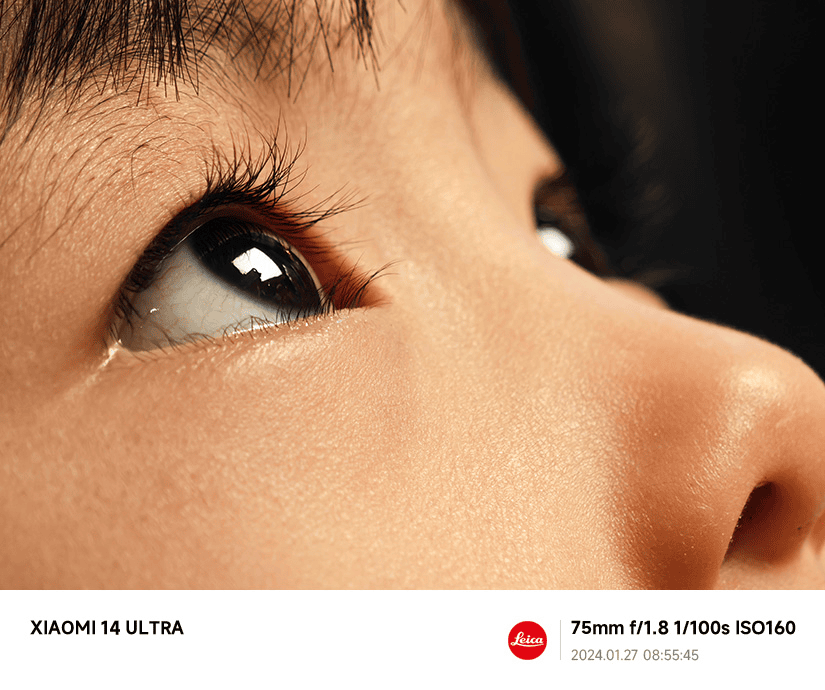 Olhar detalhado de rosto humano com foco em olhos e pele, promovendo tecnologia e inovação em smartphones.