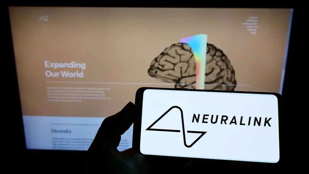 Primeiro homem que recebeu implante cerebral da neuralink consegue mover mouse com o pensamento. Com o implante ativado, primeiro paciente a usá-lo conseguiu manipular o ponteiro do mouse na tela de um computador. Entenda