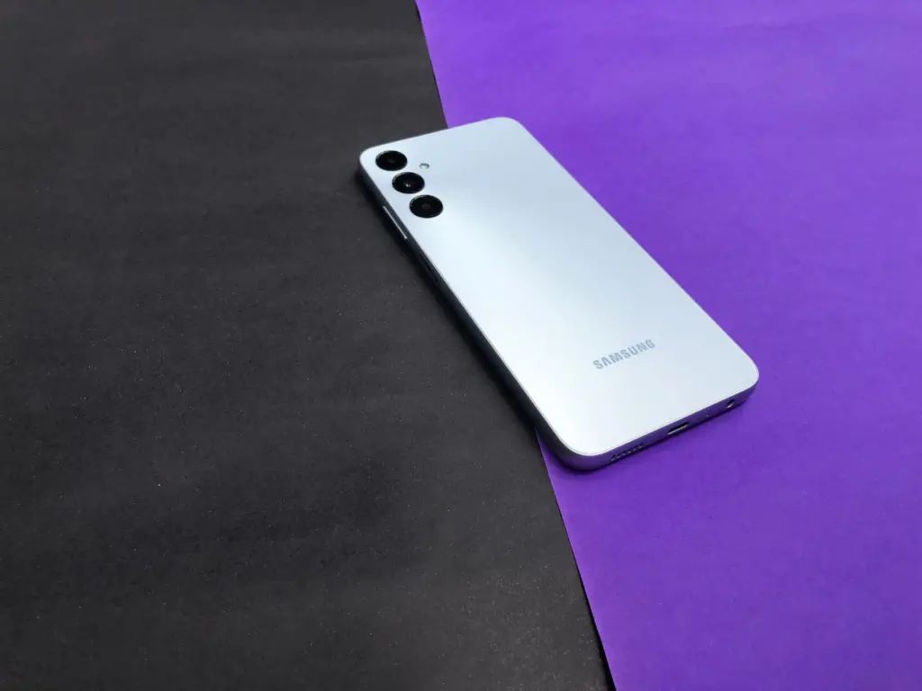 Review: galaxy a05s, básico e super competente Galaxy a05s na cor azul sobre fundo preto e roxo