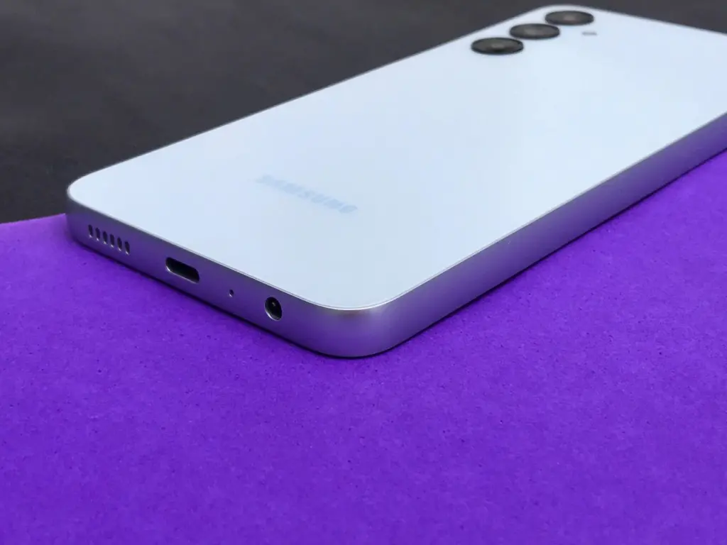 Review: galaxy a05s, básico e super competente Galaxy a05s sobre fundo preto e roxo com destaque na parte inferior do aparelho