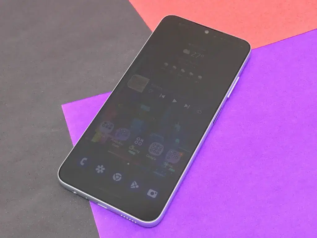 Review: galaxy a05s, básico e super competente Tela do galaxy a05s sob luz do sol sobre fundo colorido