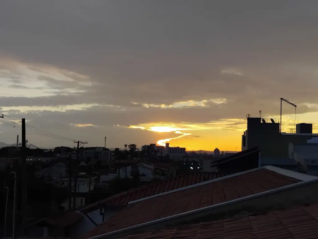 Review: galaxy a05s, básico e super competente Pôr do sol em meio às nuvens