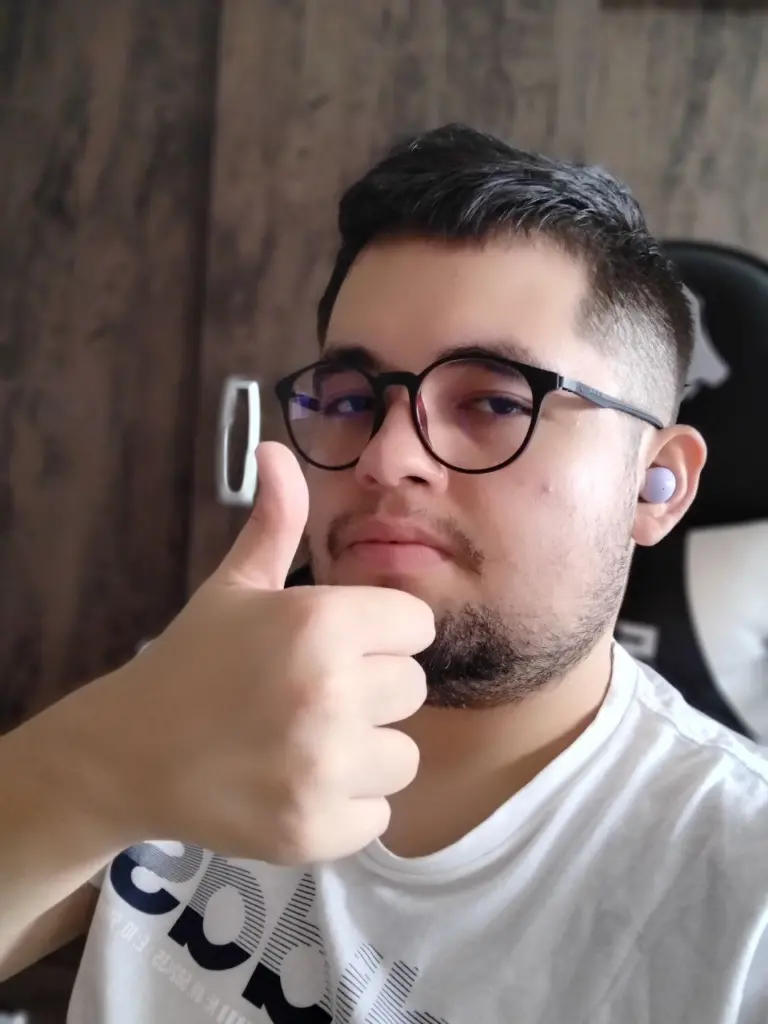 Review: galaxy a05s, básico e super competente Selfie de homem com guarda-roupa e cadeira de fundo