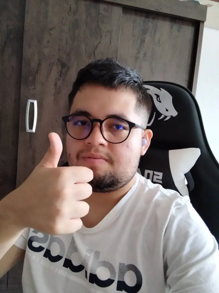 Review: galaxy a05s, básico e super competente Selfie de homem com guarda-roupa e cadeira de fundo