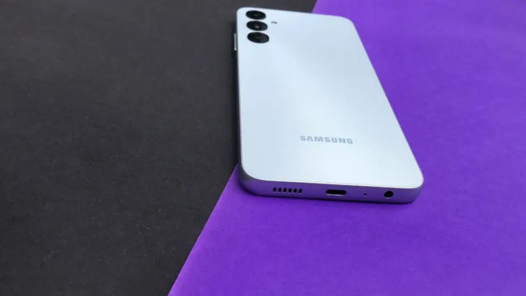 Review: galaxy a05s, básico e super competente Galaxy a05s na cor azul em fundo colorido