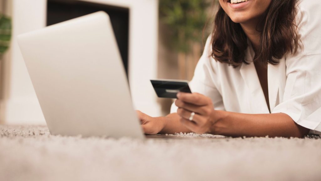 Pessoa fazendo compras online